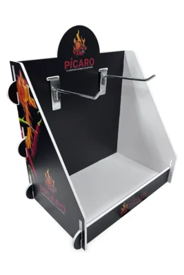 Exhibidor de productos, fabricado en plástico para uso sobre mesón, armable.