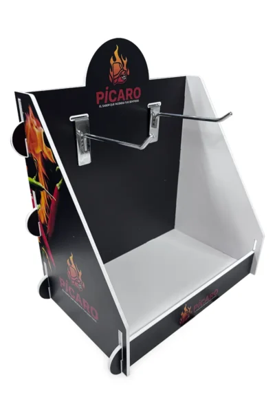 Exhibidor de productos, fabricado en plástico para uso sobre mesón, armable.