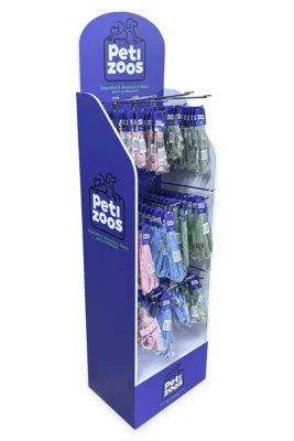 Mueble exhibidor de productos fabricado en plástico, con gancheros metálicos.